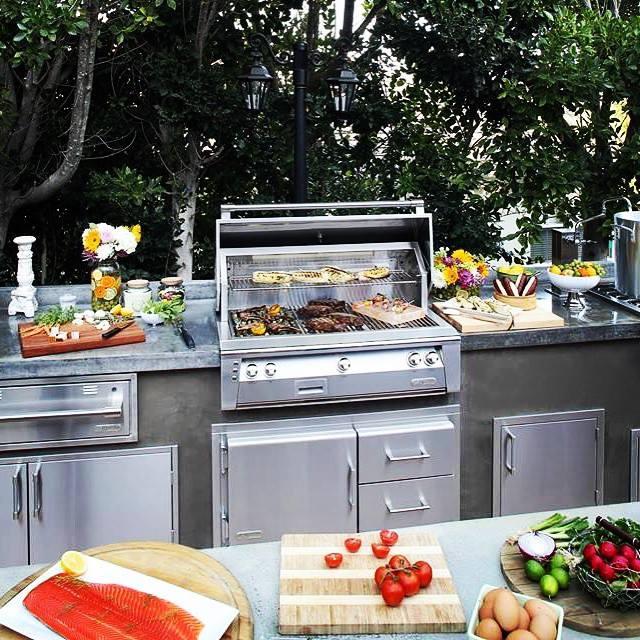 AlFresco, Alxe grill, barbecue di lusso, in diverse misure, con un grill di ampie dimensioni e soprastante piano per tenere in caldo i cibi; cassetto per aromatizzare gli alimenti; la serie di questi barbecue è totalmente modulare e personalizzabile in modo da avere apparecchi e moduli di cottura diversificati